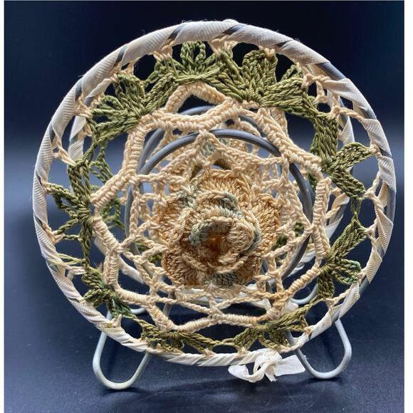 Vintage Handmade Floral Crochet Metal Napkin Holder Granny Chic‎ Cpttage Core - Picture 1 of 4